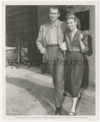 9j1442 REAR WINDOW candid 8.25x10 still 1954 James Stewart & happy Grace Kelly walking on the set!