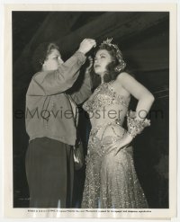 9j1460 SALOME WHERE SHE DANCED candid 8.25x10 still 1945 Yvonne De Carlo gets touch up before dance!