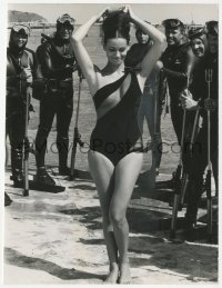 9j1511 THUNDERBALL candid 7.5x10 still 1965 Claudine Auger in sexy swimsuit being admired by divers!
