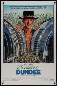 9k0698 CROCODILE DUNDEE 1sh 1986 cool art of Paul Hogan looming over New York City by Daniel Goozee!