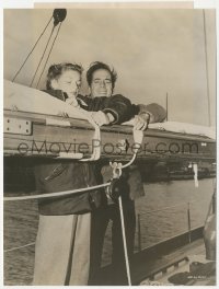 9p0688 HUMPHREY BOGART/LAUREN BACALL 7.25x9.5 still 1946 husband & wife unfurling sails on their boat!