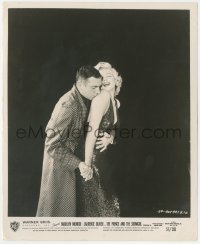 9p0732 PRINCE & THE SHOWGIRL 8.25x10 still 1957 Laurence Olivier & sexy Marilyn Monroe from 1sh!