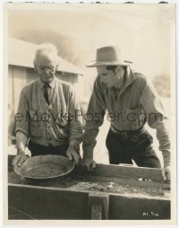 9p0752 SPOILERS candid 8x10.25 still 1930 real life Alaska Gold Rush miner shows Cooper how to pan!