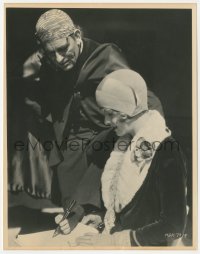 9p0766 UNKNOWN candid 7.75x10 still 1927 Lon Chaney shows how he learned how to write with his feet!