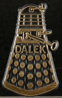 9p0025 DOCTOR WHO 2x3 English pin-back button 1965 one of the robot Daleks, with BBC copyright!