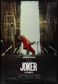 9r0110 JOKER DS bus stop 2019 Joaquin Phoenix as the DC Comics villain at the top of the steps!