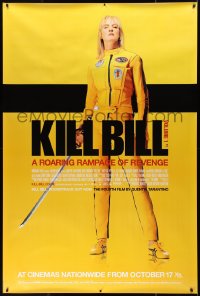 9r0111 KILL BILL: VOL. 1 DS bus stop 2003 Quentin Tarantino, full-length Uma Thurman with katana!
