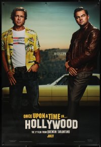 9r0113 ONCE UPON A TIME IN HOLLYWOOD DS bus stop 2019 Pitt and Leonardo DiCaprio, Tarantino!