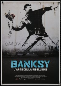 9r0783 BANKSY & THE RISE OF OUTLAW ART Italian 1sh 2020 art of rioter 'throwing' flowers!