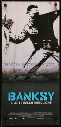 9r0794 BANKSY & THE RISE OF OUTLAW ART Italian locandina 2020 art of rioter 'throwing' flowers!