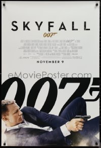 9r1395 SKYFALL advance 1sh 2012 November 9 style, Daniel Craig as James Bond on back shooting gun!