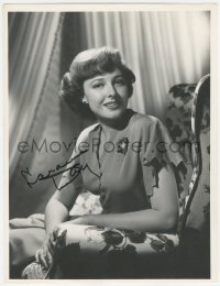 9s0432 LARAINE DAY signed deluxe 10x13.25 still 1940s great seated portrait of the pretty star!