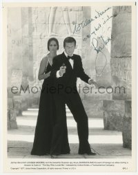 9s1144 ROGER MOORE signed 8x10.25 still 1977 James Bond with Barbara Bach in The Spy Who Loved Me!