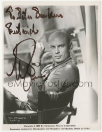 9s1179 YUL BRYNNER signed 7.75x10 still 1957 great candid smoking between scenes at Paramount!