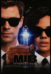 9s0275 MEN IN BLACK INTERNATIONAL signed advance 1sh 2019 by director F. Gary Gray, great image!