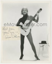 9s0770 SUSAN OLIVER signed 2x3 piece of paper 1960s attached to an original photo of her with guitar!