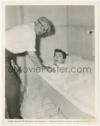 9t0978 SOME LIKE IT HOT candid 8x10.25 still 1959 Tony Curtis in bath between scenes w/Billy Wilder !