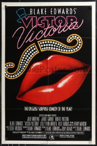 9t2131 VICTOR VICTORIA 1sh 1982 Julie Andrews, Blake Edwards, cool lips & mustache art by John Alvin!