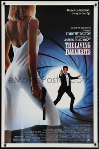 9w1285 LIVING DAYLIGHTS 1sh 1987 great image of Dalton as James Bond 007 & sexy Maryam d'Abo w/gun!