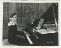 9y1118 ANN SOTHERN 8x10.25 still 1930s wonderful close up of the leading lady playing piano!