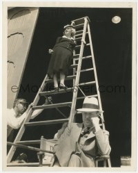 9y1281 PARACHUTE JUMPER candid 8x10.25 news photo 1933 Bette Davis high up on ladder over director!