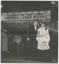 9y1315 SANDS OF IWO JIMA candid deluxe 7.5x8 still 1950 John Wayne & wife outside theater at premiere!