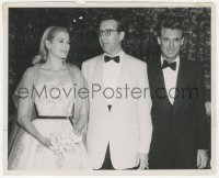 9y1346 TO CATCH A THIEF candid 8.25x10 still 1955 Cary Grant & Grace Kelly with Gov George M. Leader!