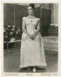 9y1353 V.I.P.S 8x10.25 still 1963 great full-length portrait of beautiful Elizabeth Taylor!