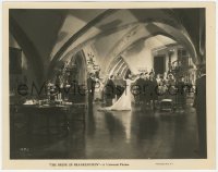 1a1473 BRIDE OF FRANKENSTEIN 8x10 still 1935 large crowd & Valerie Hobson carrying Colin Clive!