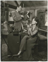 1b0705 PRIVATE LIVES candid deluxe 11x14 still 1931 Robert Montgomery plays violin by Norma Shearer!
