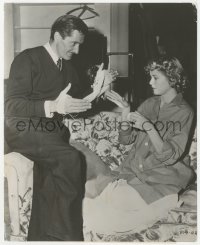 1b2239 DIAL M FOR MURDER candid 7.75x9.5 still 1954 Anthony Dawson holds yarn for Grace Kelly on set!