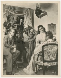 1b2375 SARATOGA TRUNK candid 8.25x10 still 1945 director Sam Wood films Gary Cooper & Ingrid Bergman!