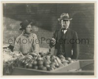 1b2409 WHILE THE CITY SLEEPS 7.75x9.75 still 1928 vendor stares at Lon Chaney w/mouth full of food!
