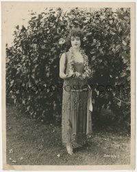 1b2410 WHITE FLOWER 8x10 key book still 1923 full-length Hawaiian native Betty Compson wearing lei!