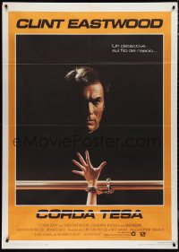 1b0864 TIGHTROPE Italian 1p 1984 Clint Eastwood is a cop on the edge, cool handcuff image!