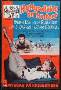 1c0455 GIDGET Finnish 1959 Sandra Dee with Cliff Robertson & James Darren on beach!