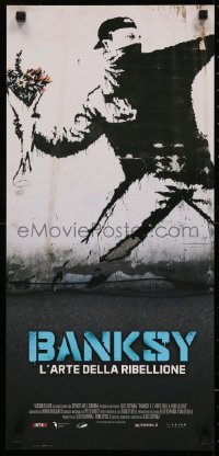 1c0337 BANKSY & THE RISE OF OUTLAW ART Italian locandina 2020 art of rioter 'throwing' flowers!