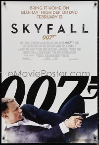 1c0085 SKYFALL 27x40 video poster 2012 cool c/u of Daniel Craig as James Bond on back shooting gun!