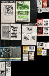1d0542 LOT OF 25 UNCUT PRESSBOOKS 1950s-1970s advertising for a variety of different movies!