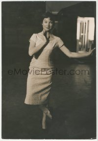 1f2045 SHIRLEY MACLAINE deluxe 9.25x13.5 still 1955 great full-length portrait by Bill Avery!