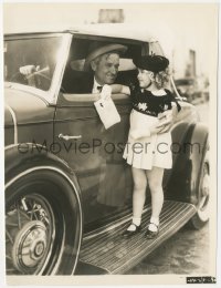 1j1447 CURLY TOP candid 7.75x10 still 1935 Will Rogers in car gives Shirley Temple a lift to the set!