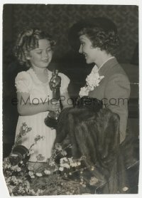 1j1550 SHIRLEY TEMPLE/CLAUDETTE COLBERT 6.5x9 news photo 1935 admiring Claudette's Oscar statuette!