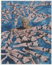 1j0044 JAYNE MANSFIELD color 8x10 commercial photo 1960s in pool with inflatable dolls of her!
