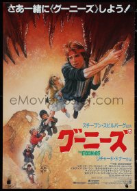 1r0539 GOONIES style B Japanese 1985 cool Drew Struzan art of top cast hanging from stalactite!