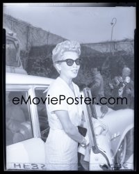1s0214 LANA TURNER 4x5 negative 1958 wearing sunglasses after visiting daughter Cheryl in juvie!