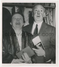 1t2133 ALFRED HITCHCOCK 7.25x8.25 news photo 1954 traveling with wife while making To Catch a Thief!