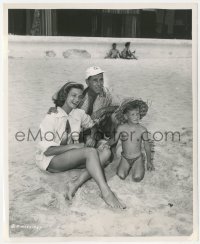 1t2160 CAINE MUTINY candid 8.25x10 still 1954 Humphrey Bogart, Lauren Bacall & son at beach by Bell!