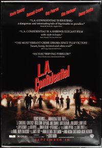 1w0050 L.A. CONFIDENTIAL DS bus stop 1997 Basinger, Spacey, Crowe, Pearce, police arrive in film's climax!