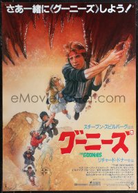 1w0541 GOONIES style B Japanese 1985 cool Drew Struzan art of top cast hanging from stalactite!