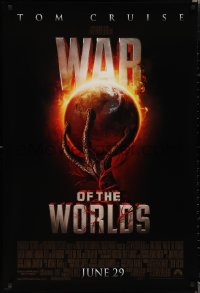1w1229 WAR OF THE WORLDS advance DS 1sh 2005 Spielberg, alien hand holding Earth, white title design